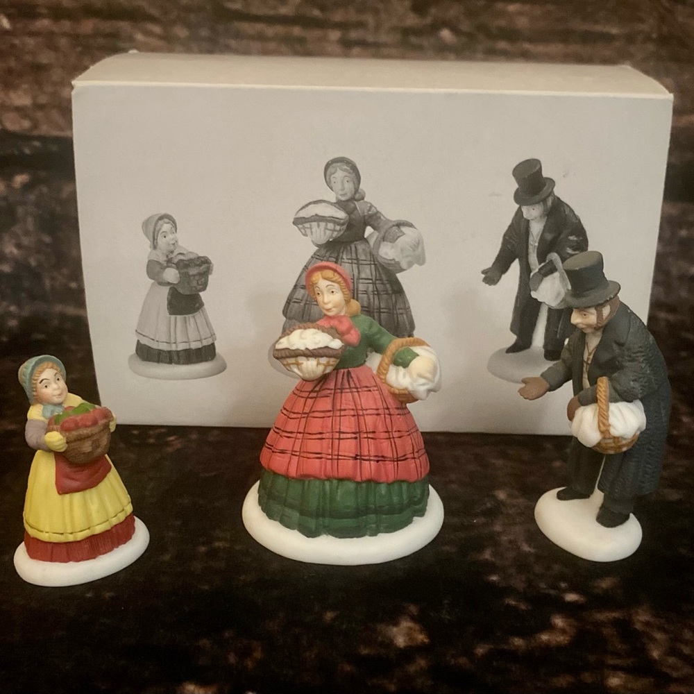 Dept 56 Heritage Village Collection #58322 THE SPIRIT OF GIVING 3 PC Set